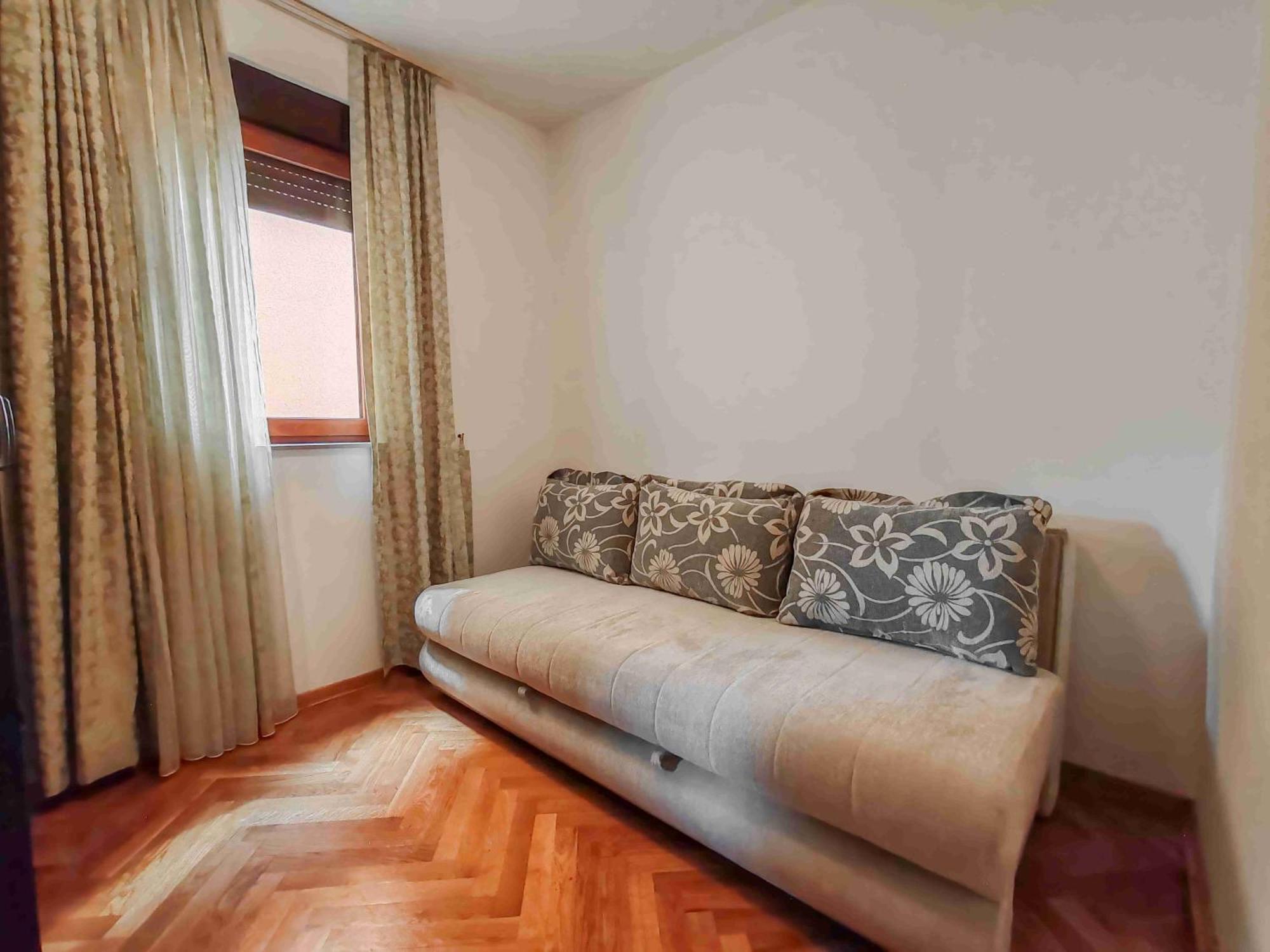 Sunny Three-bedroom In *