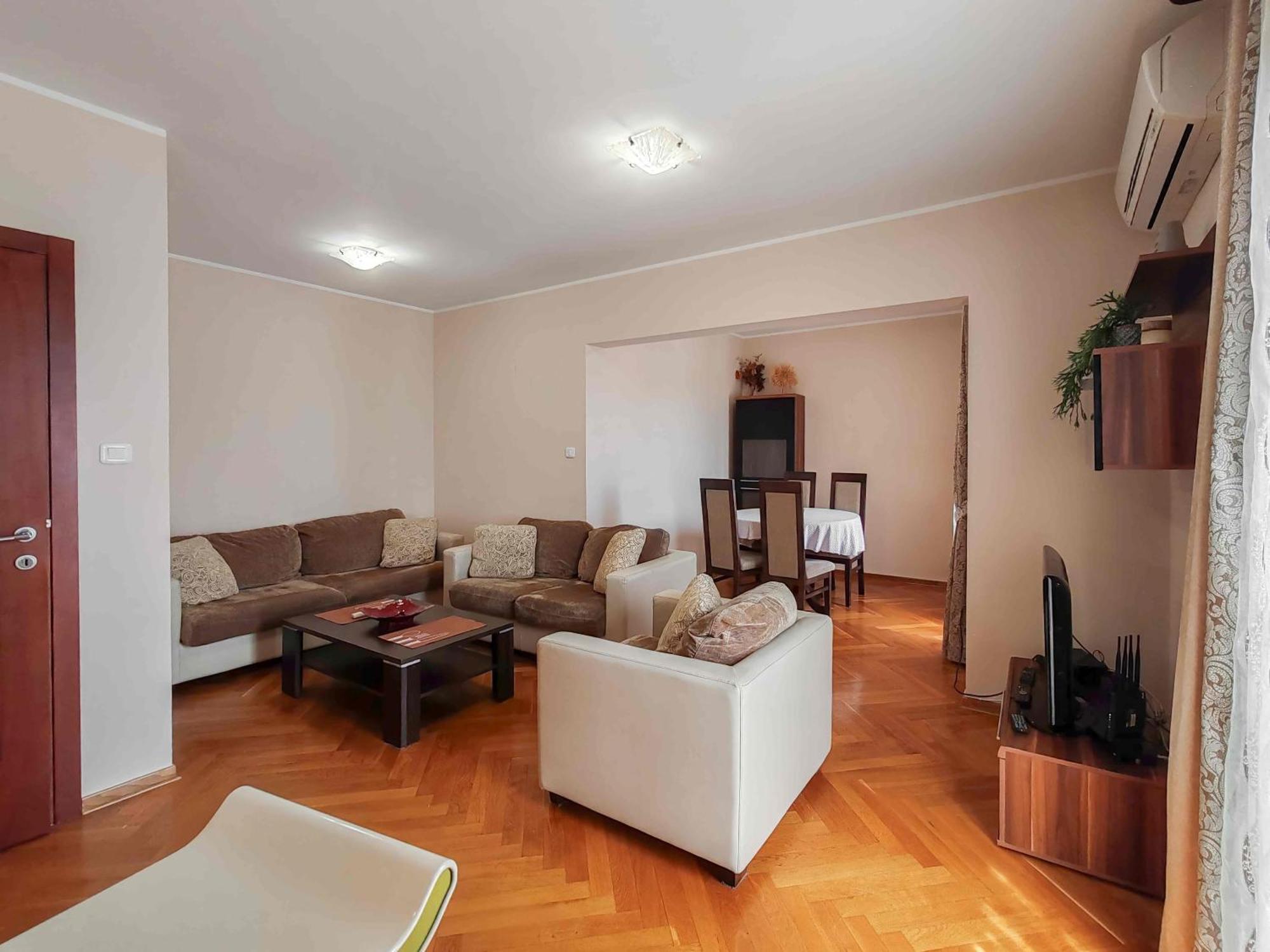 Sunny Three-bedroom In Apartment