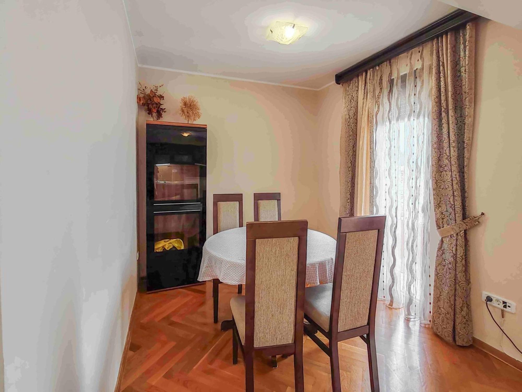 Sunny Three-bedroom In Apartment