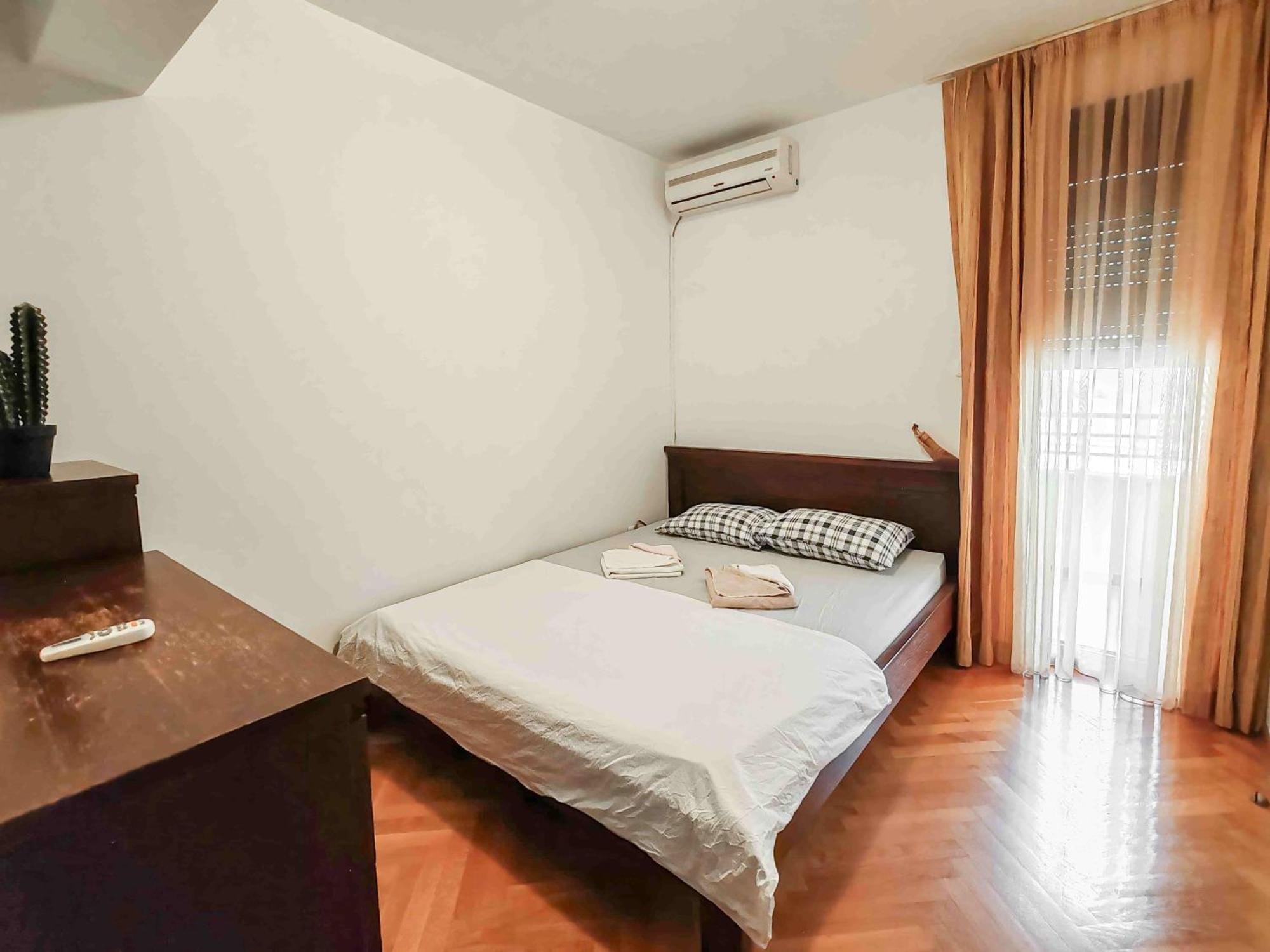 Sunny Three-bedroom In Apartment